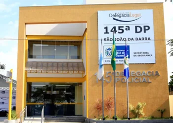 Horas após a prisão do companheiro, mulher também é presa em SJB por racismo e desacato