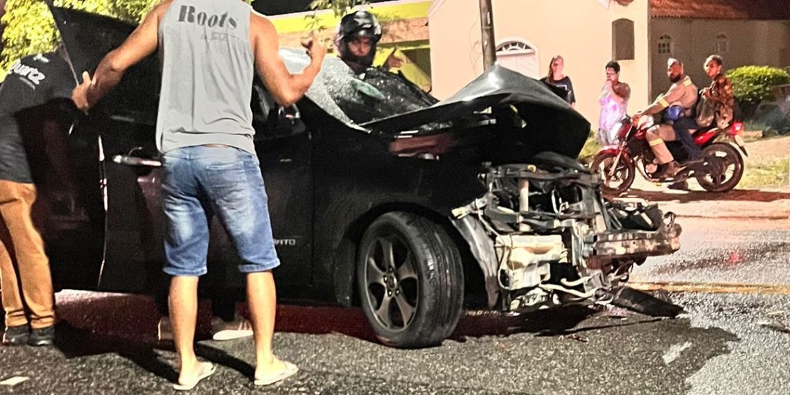 Acidente entre carro e van deixa mulher ferida na rodovia Campos-Farol