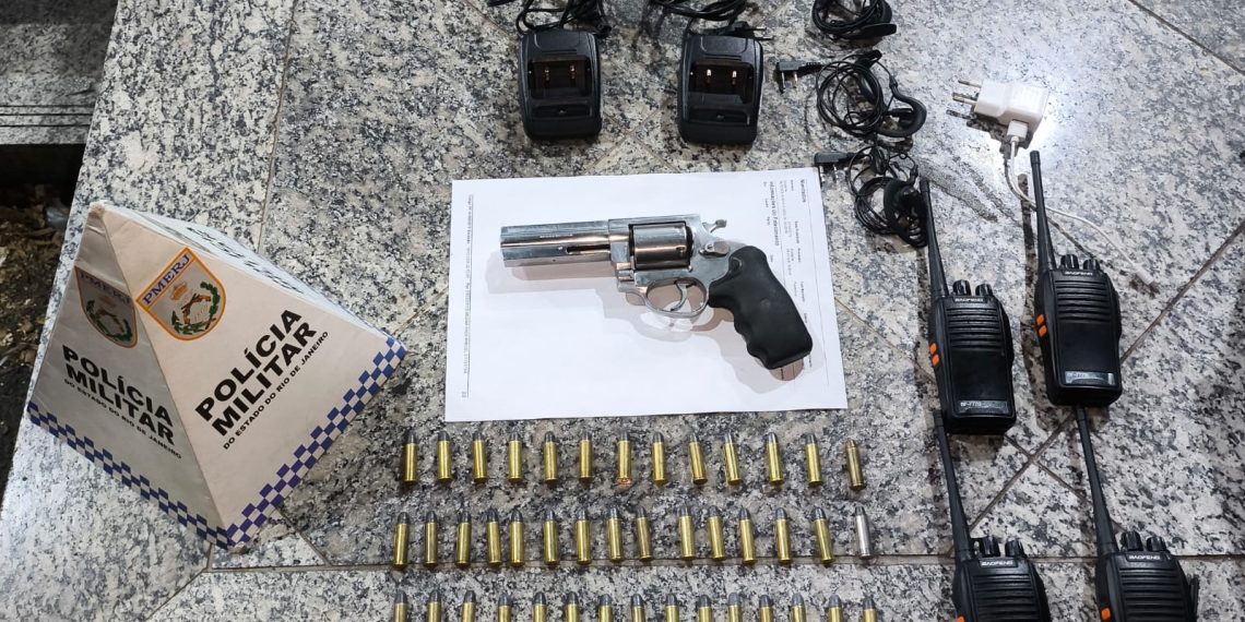 Suspeitos são presos com arma e munições escondidas dentro de urso de pelúcia em Campos