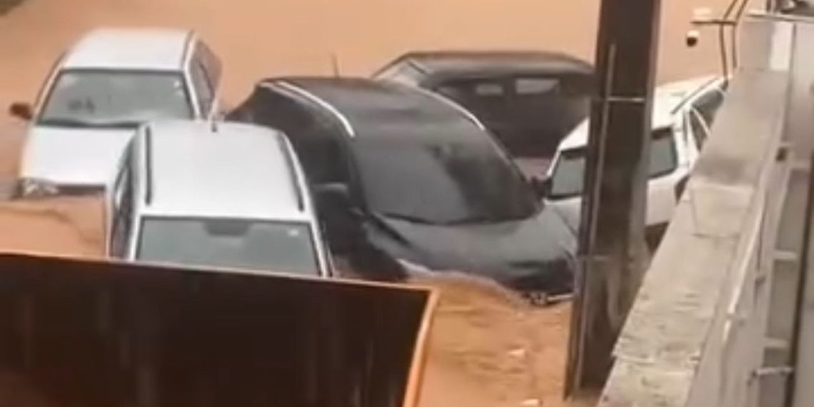 Carros arrastados e ruas alagadas durante temporal em Itaperuna