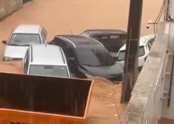 Carros arrastados e ruas alagadas durante temporal em Itaperuna