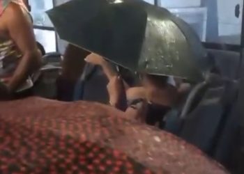 Água da chuva cai dentro de ônibus e campistas improvisam jeito de se proteger: “absurdo”