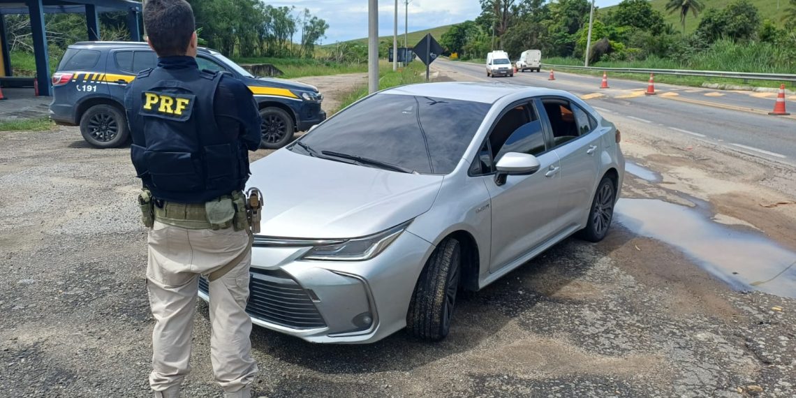 PRF recupera carro roubado durante fiscalização na BR-101 em Campos