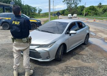 PRF recupera carro roubado durante fiscalização na BR-101 em Campos