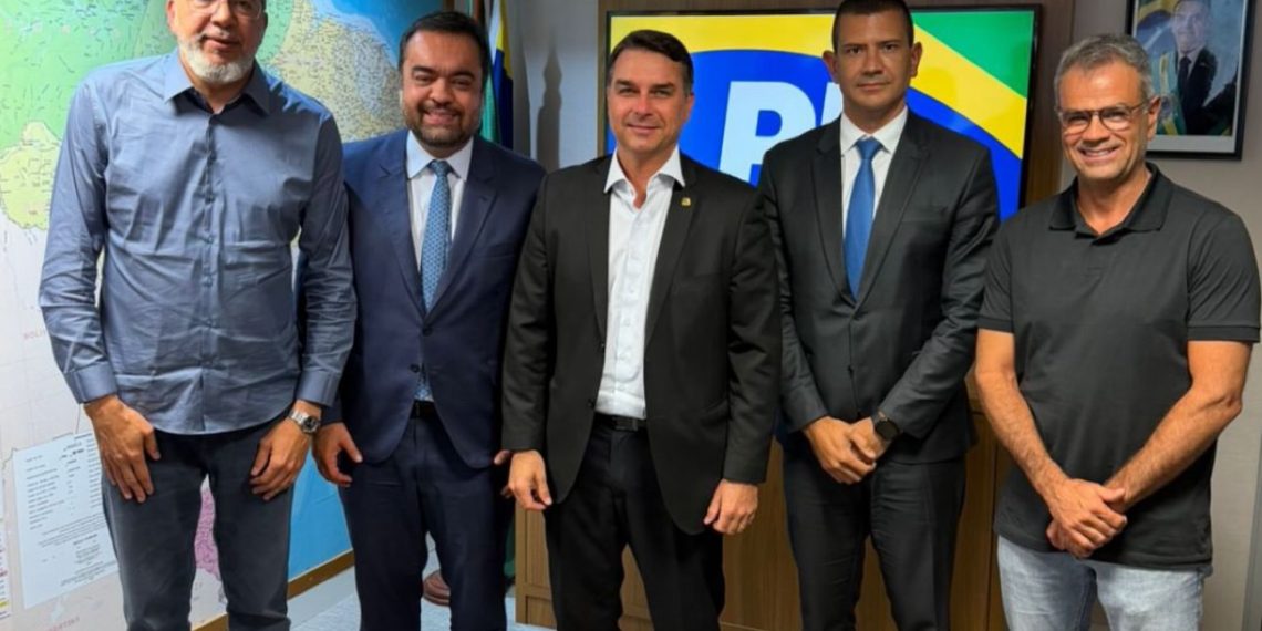 Flávio Bolsonaro e Castro definem candidatos a governador e vice do Rio