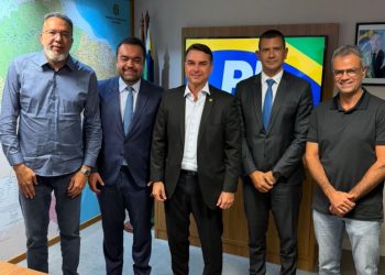 Flávio Bolsonaro e Castro definem candidatos a governador e vice do Rio