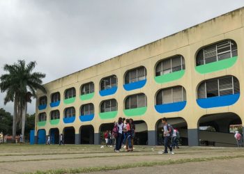 Homem é baleado enquanto levava filha à escola e se esconde dentro do banheiro da unidade em Guarus