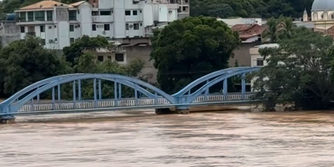 Aulas suspensas e hospital remanejado: fortes chuvas causam transbordamento do rio em Santo Antônio de Pádua