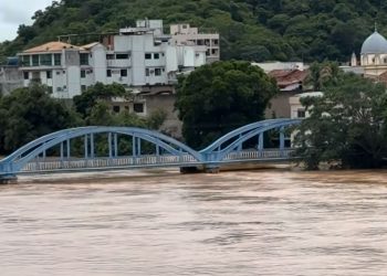 Aulas suspensas e hospital remanejado: fortes chuvas causam transbordamento do rio em Santo Antônio de Pádua