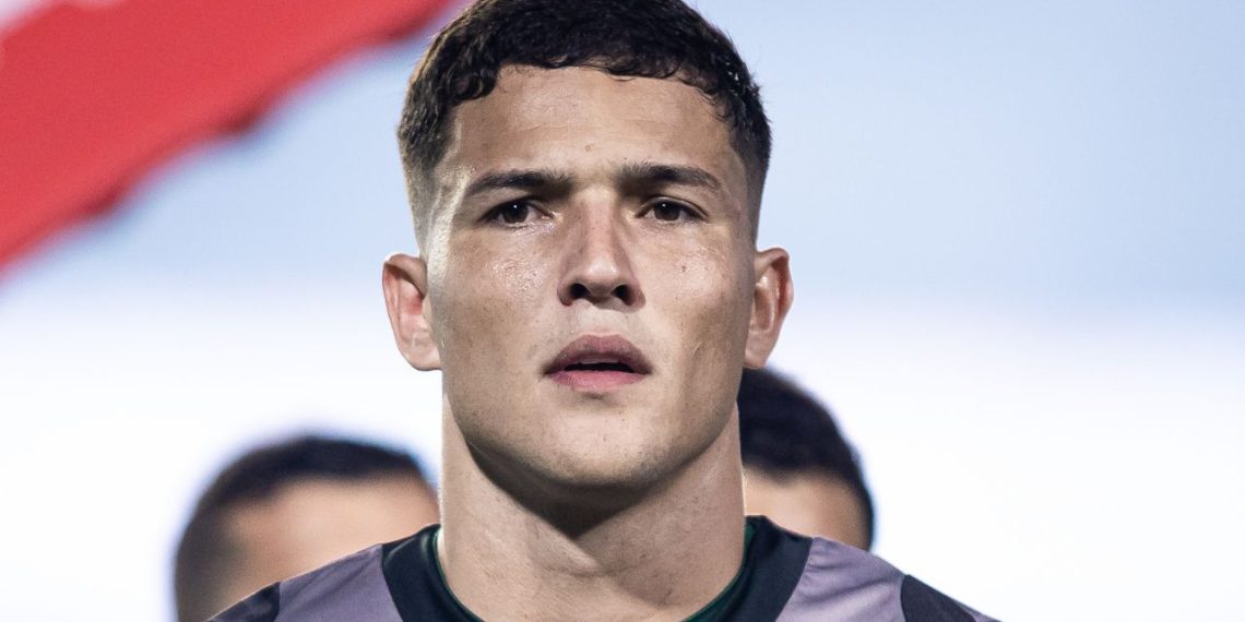 Goleiro do Coritiba dedica gol histórico a ídolo do clube: “Você é referência”