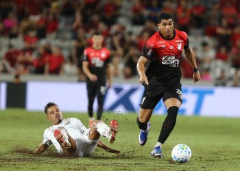 Viveros decide no fim, Athletico vence o Santos e gramado da Arena vira alvo