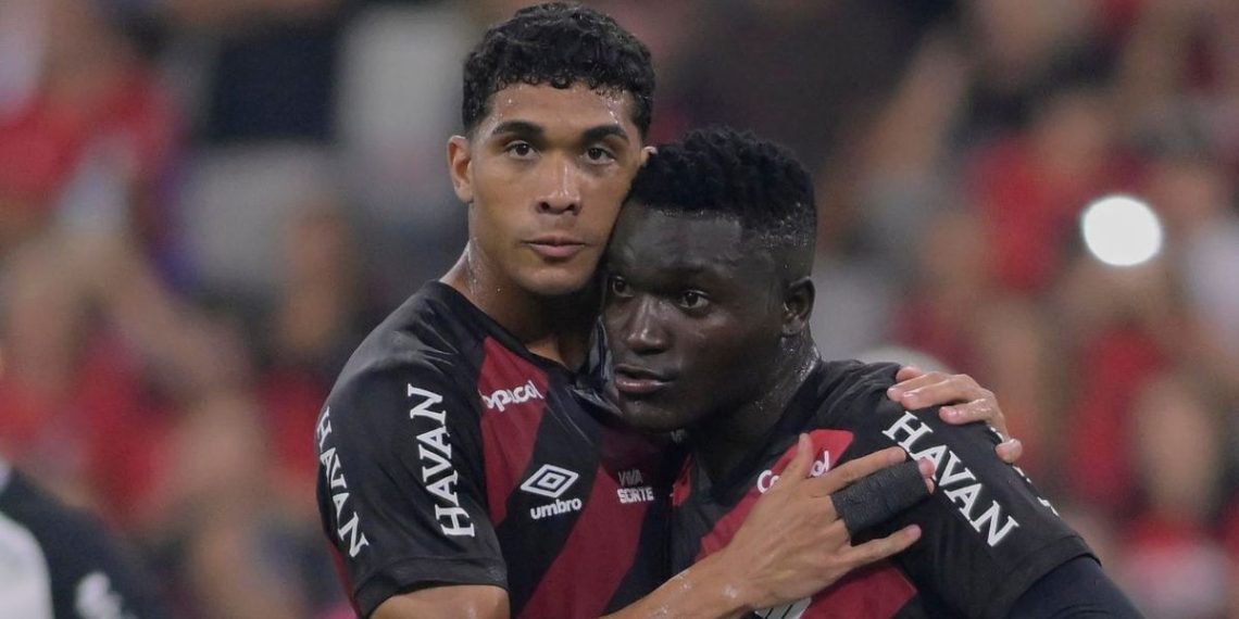 Atacante do Athletico desabafa após pênalti perdido e recebe apoio de zagueiro do Coritiba