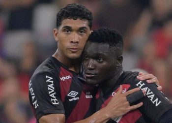 Atacante do Athletico desabafa após pênalti perdido e recebe apoio de zagueiro do Coritiba