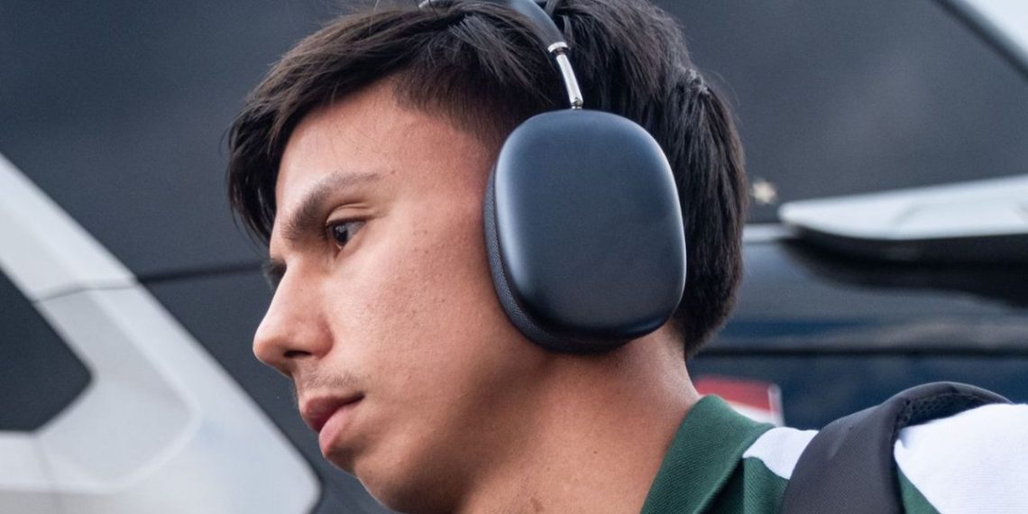 Coritiba acerta contrato mais longo do elenco com promessa da base