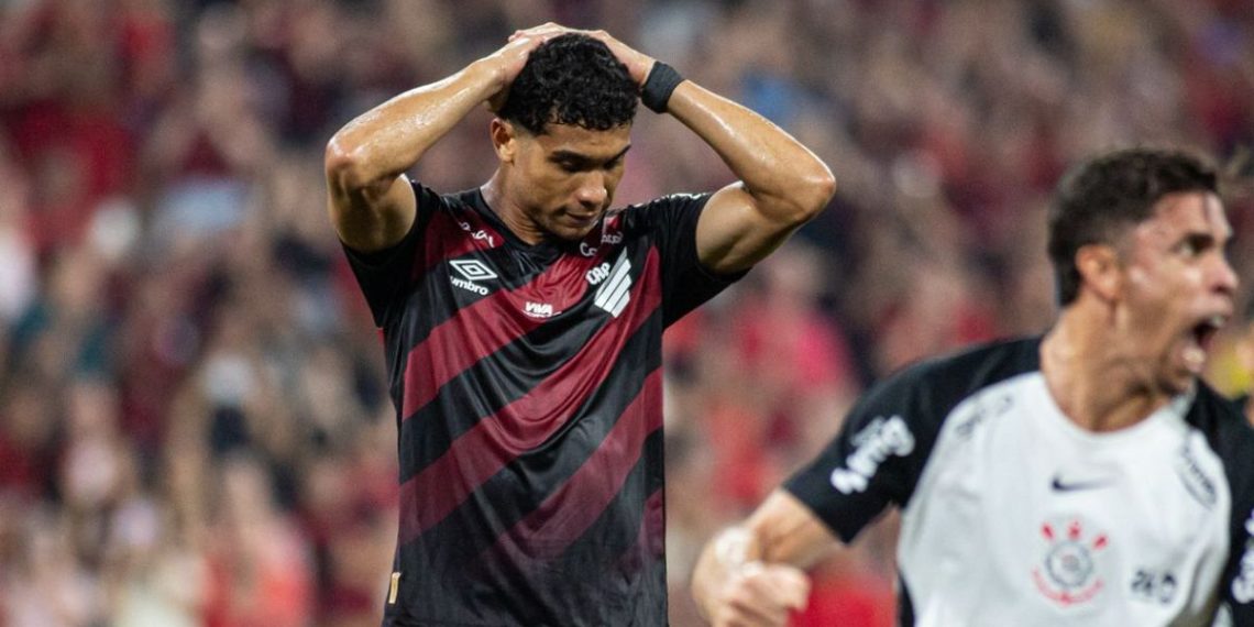 Athletico desperdiça pênalti e vê invencibilidade cair para o Corinthians