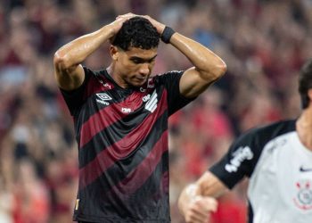 Athletico desperdiça pênalti e vê invencibilidade cair para o Corinthians