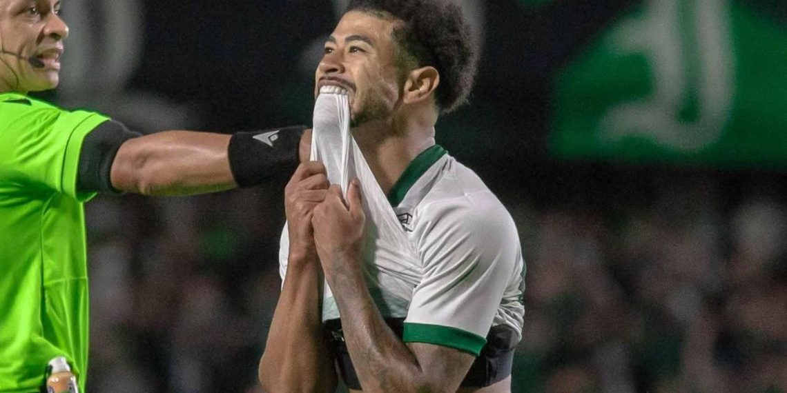 Pênalti revolta torcida e Coritiba amplia crise no Couto após jogo com o São Paulo