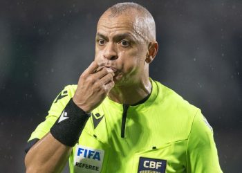 Áudio do VAR revela posição da arbitragem em pênalti polêmico contra o Coritiba
