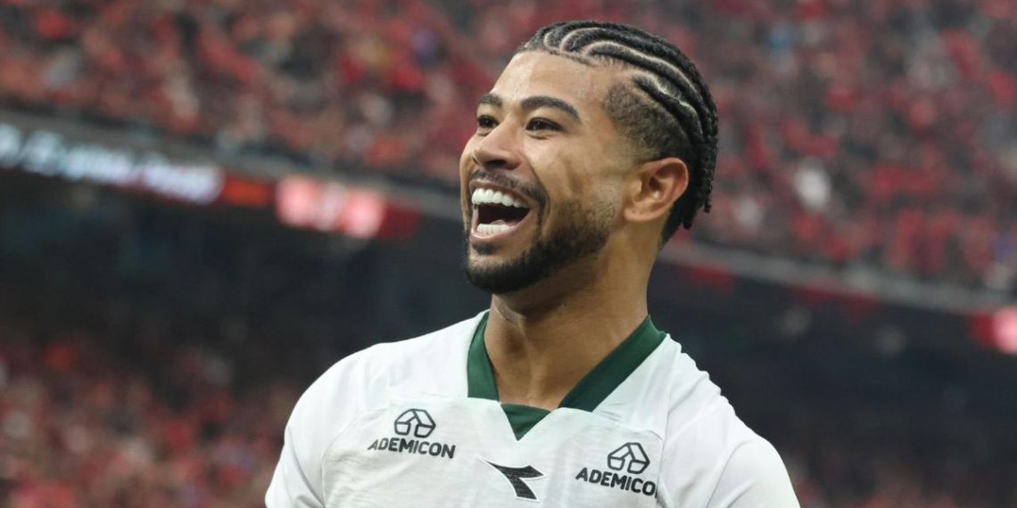 Perto de marca importante, Ronier confia em evolução do Coritiba após estreia ruim