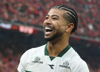 Perto de marca importante, Ronier confia em evolução do Coritiba após estreia ruim