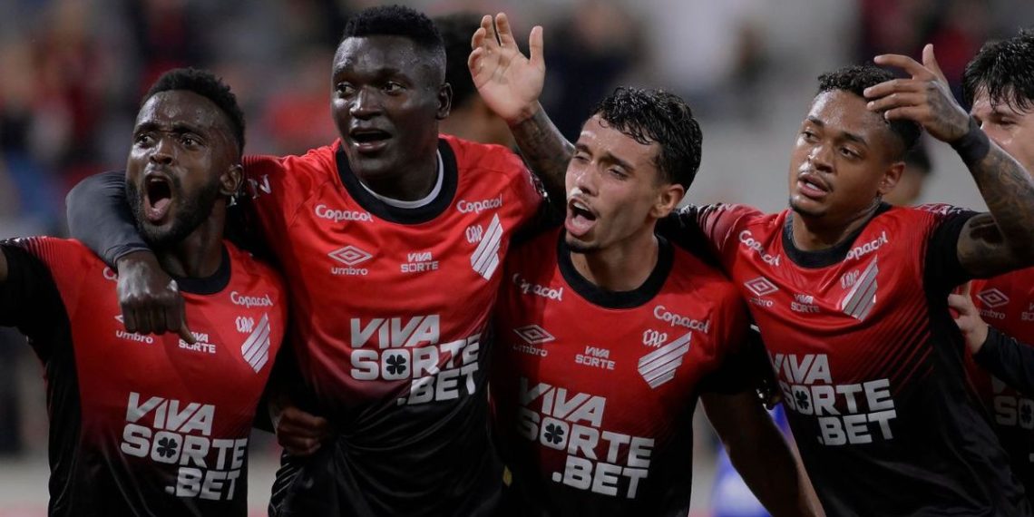 Piá do Caju rouba a cena em atropelo do Athletico e ganha elogios de Odair Hellmann