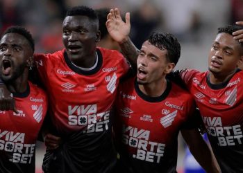 Piá do Caju rouba a cena em atropelo do Athletico e ganha elogios de Odair Hellmann