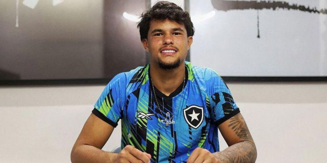 Ex-Athletico, Bruninho Samudio assina primeiro contrato profissional