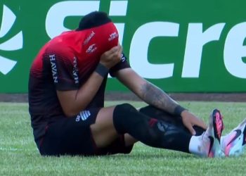 Com histórico de lesões graves, atacante do Athletico sai chorando na semifinal