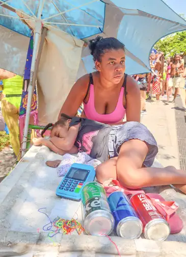 Mães ambulantes cobram pontos de apoio para crianças no carnaval