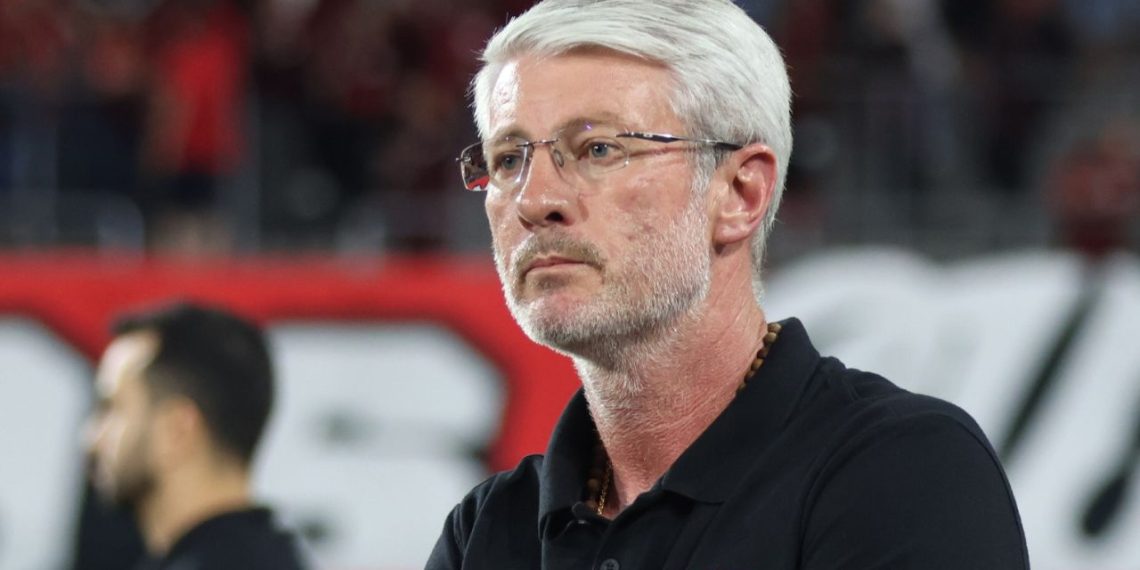 Odair admite problema no gramado da Arena e cobra adaptação do Athletico