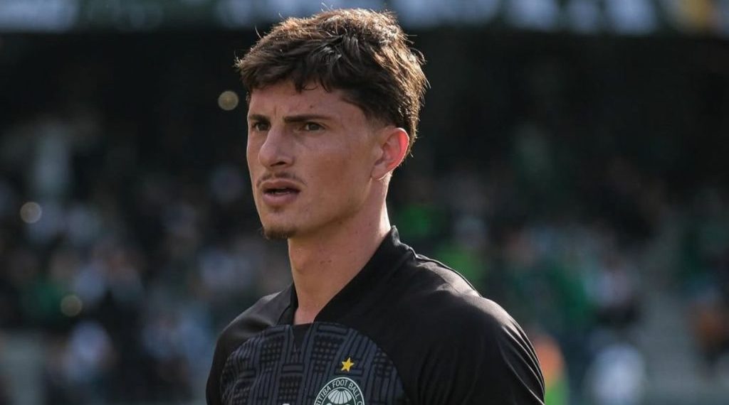 Coritiba renova com zagueiro por mais uma temporada