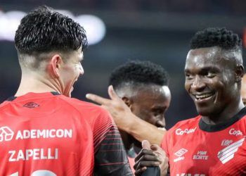 “Coincidência”: Odair fala sobre tropa de colombianos no Athletico e critica número de estrangeiros