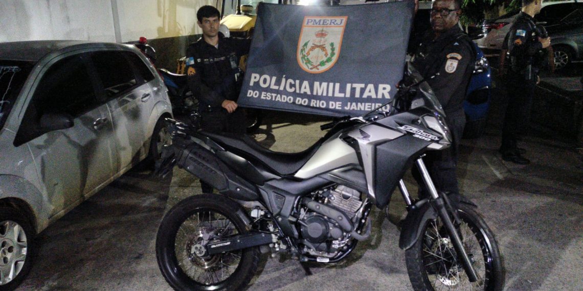 Moto semelhante à usada em diversos roubos em Campos é apreendida; suspeito tentou fugir