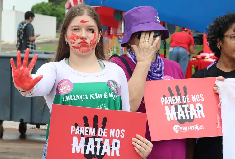 “Parem de nos matar”: exigem mulheres no 8 de março em Brasília