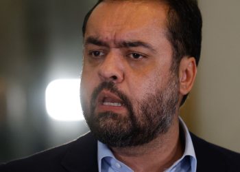 Cláudio Castro diz que sai do governo do Rio “de cabeça erguida”