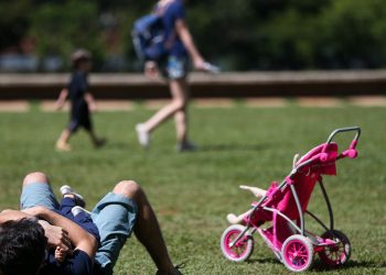 Licença-paternidade de até 20 dias é aprovada no Senado 