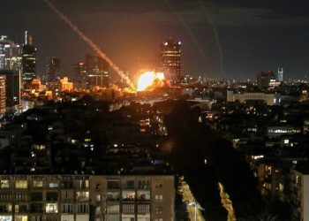 Guerra no Oriente Médio tem mais bombardeios e mortes neste domingo