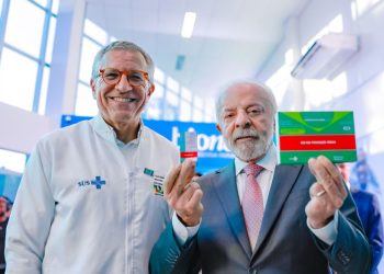 Lula visita fábrica que fornece 19 milhões de produtos ao SUS