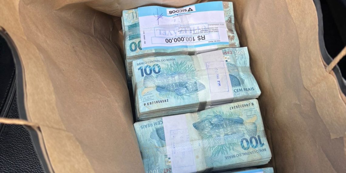 PF apreende cerca de R$ 400 mil em espécie com empresário em Campos