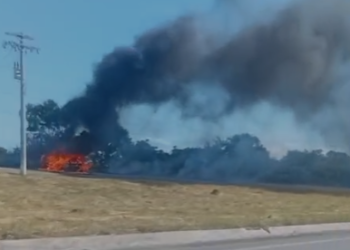 Carro pega fogo e interdita trecho da BR-356, entre Campos e São João da Barra