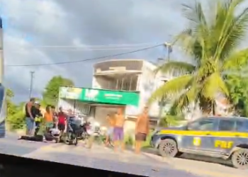 Duas pessoas ficam feridas após queda de moto na BR-101 em Campos