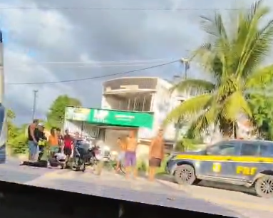 Duas pessoas ficam feridas após queda de moto na BR-101 em Campos