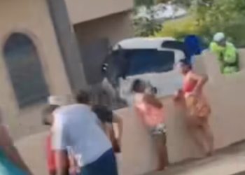 Motorista perde controle de carreta, atinge igreja e morre em Campos