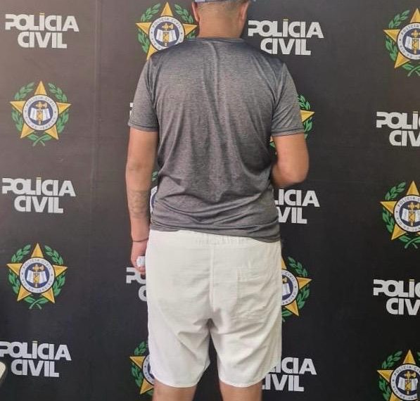 Homem é preso após descumprir medida protetiva e agredir ex-companheira em Campos