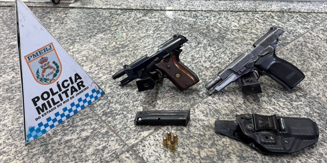 Polícia prende suspeito com pistolas em cesta de bicicleta em Campos