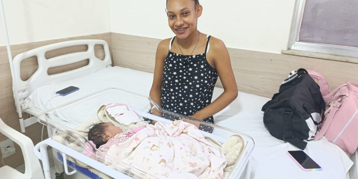 Mãe de bebê que nasceu na porta de hospital em Campos explica história inusitada e desabafa: “Surreal”