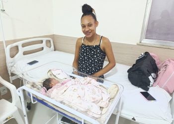 Mãe de bebê que nasceu na porta de hospital em Campos explica história inusitada e desabafa: “Surreal”