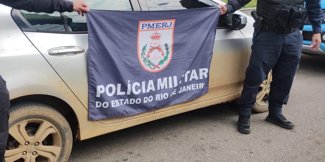 Homem com carro furtado tenta fugir da polícia pelo rio, mas acaba preso em São Fidélis