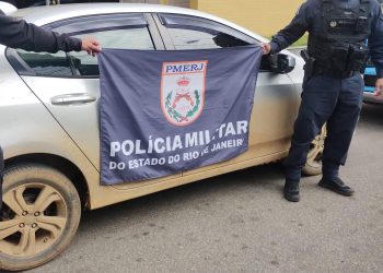Homem com carro furtado tenta fugir da polícia pelo rio, mas acaba preso em São Fidélis