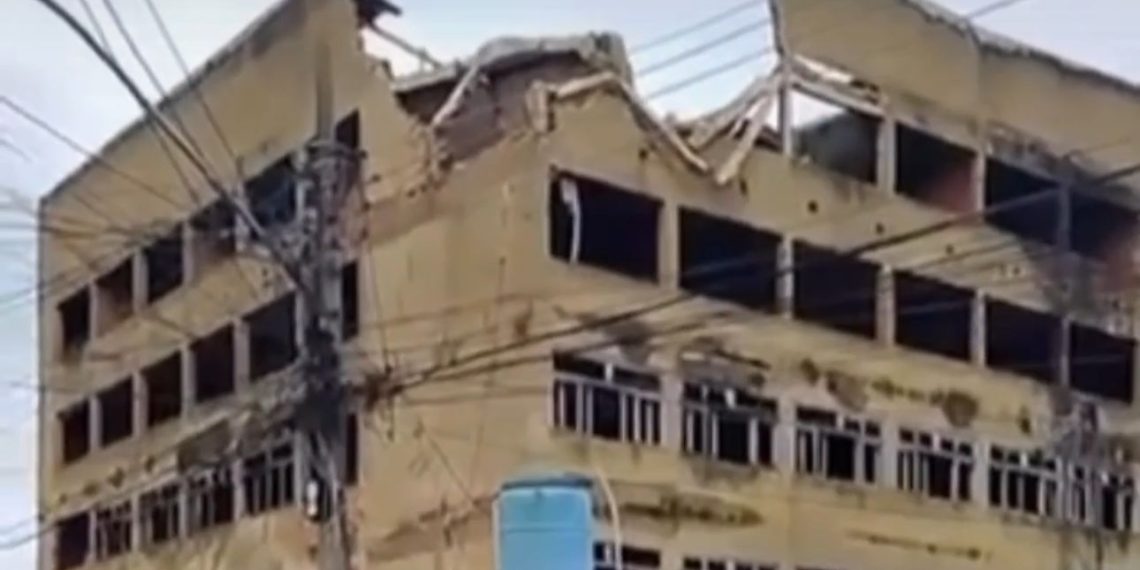 Edifício em Campos apresenta desmoronamento parcial e famílias vizinhas são notificadas pela Defesa Civil 